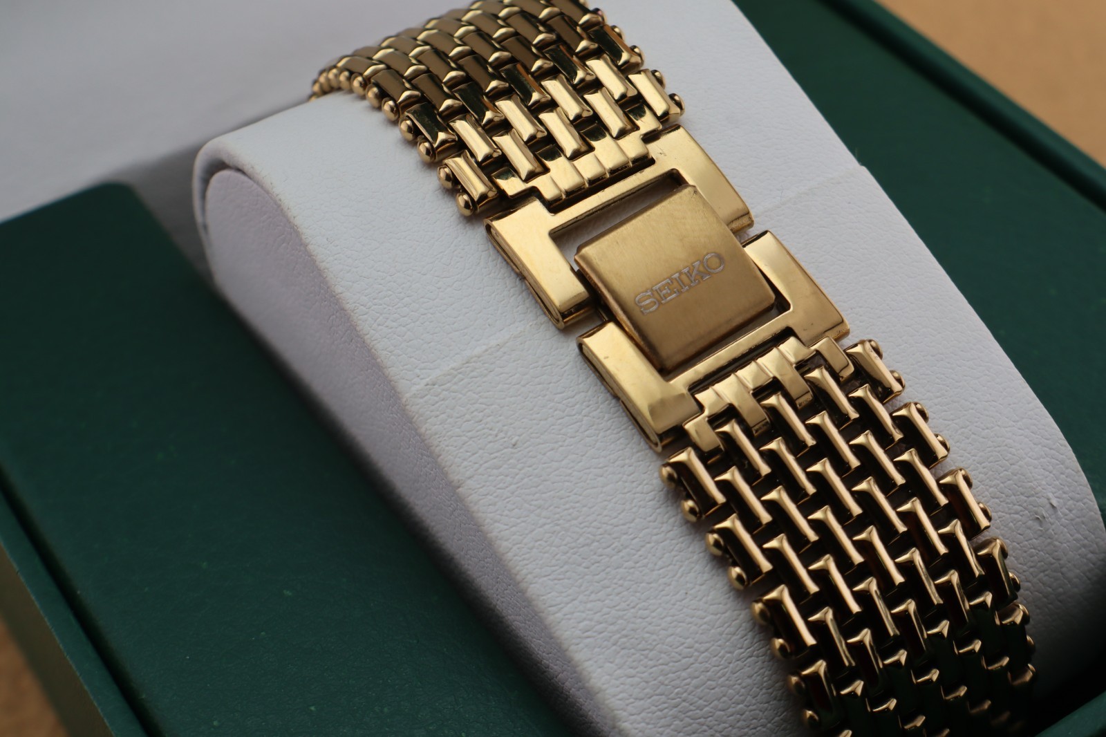 Vintage Seiko Slim Quartz Men’s Wrist Watch Green Dial with Gold Bracelet.