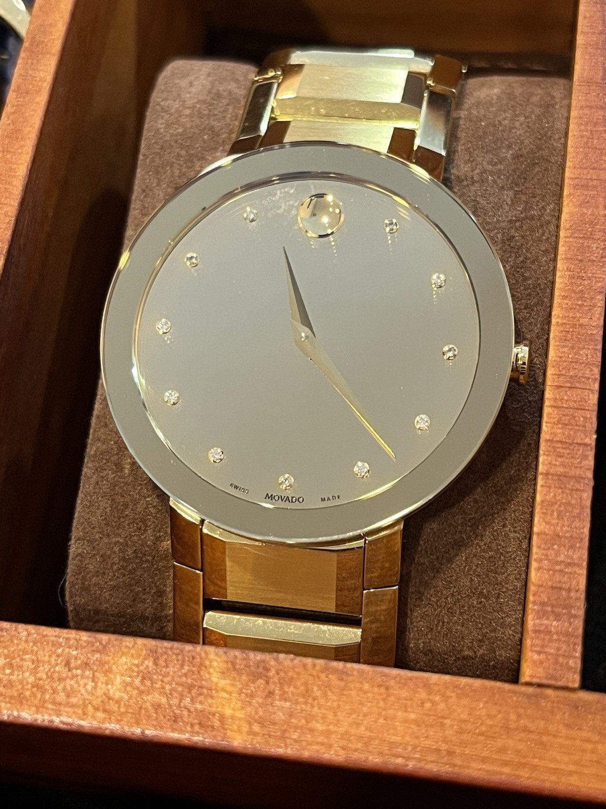 Brand New Movado Sapphire Men’s 39mm Gold Plated Stainless Steel Watch 0607180