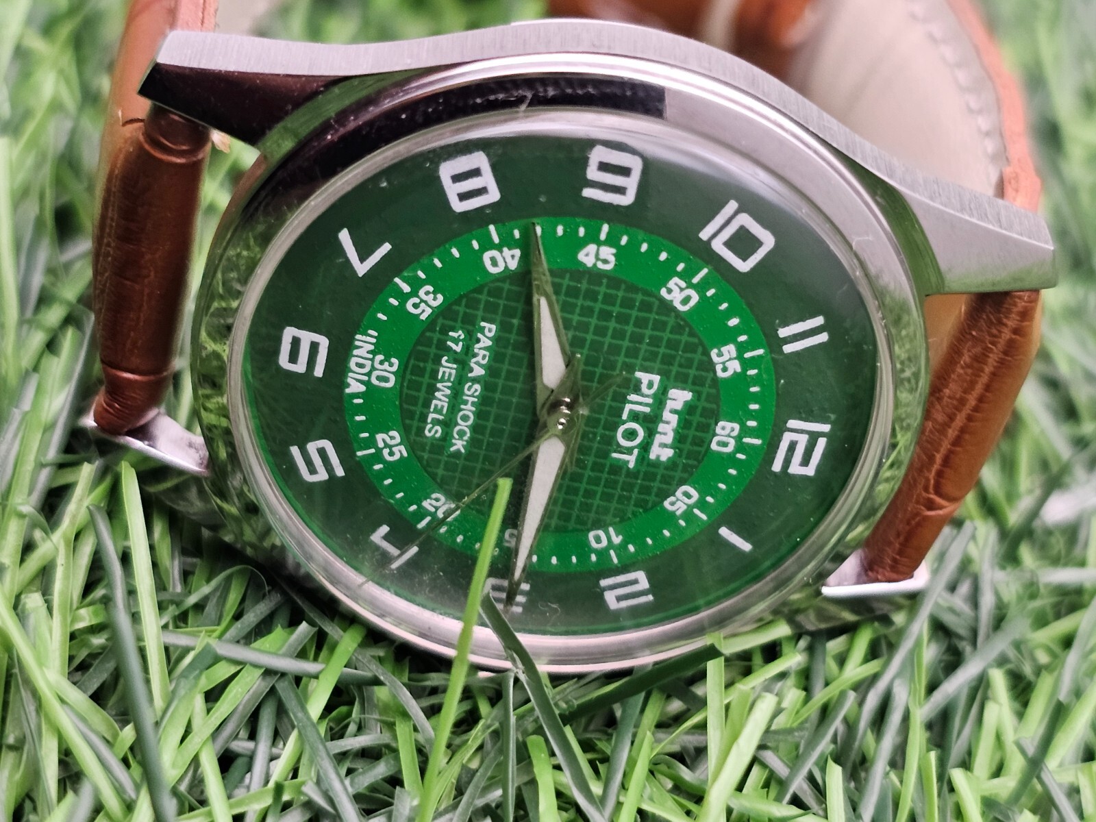 Beautiful Mens HMT Pilot Parashock Mechanical Wind 17J Watch Green Dial