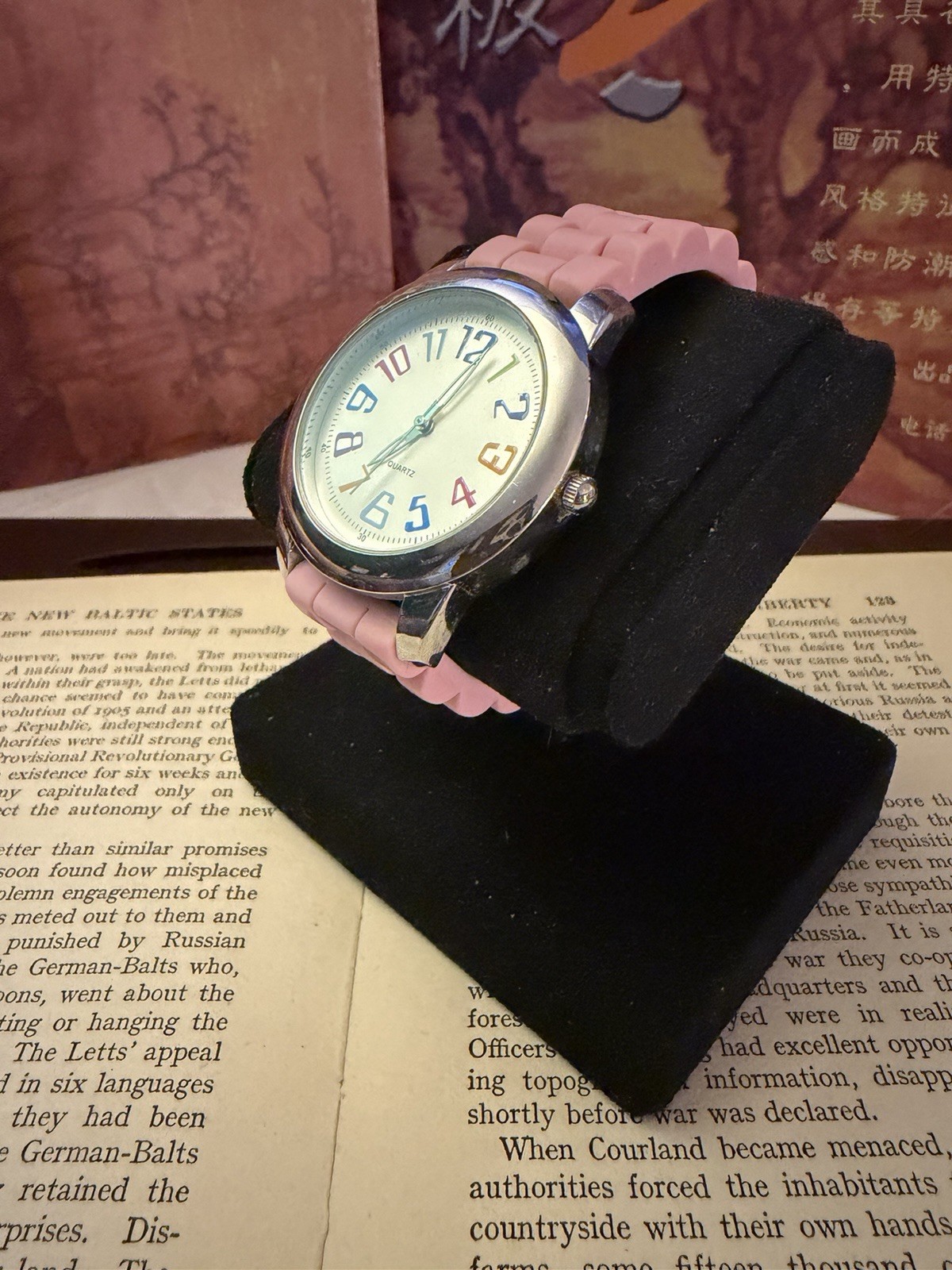 Quartz Analog Wristwatch White Dial Multicolor Arabic Numerals Pink Silicone