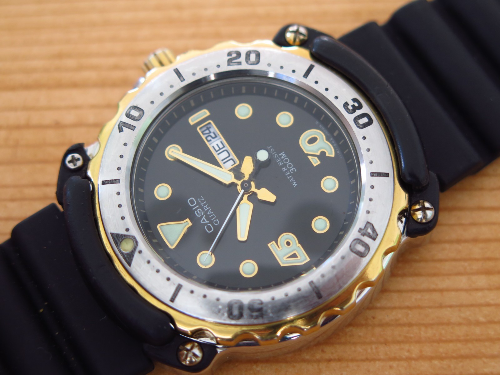 Vintage super rare Casio diver MD-709 300m screw crown exotic numbers working!!