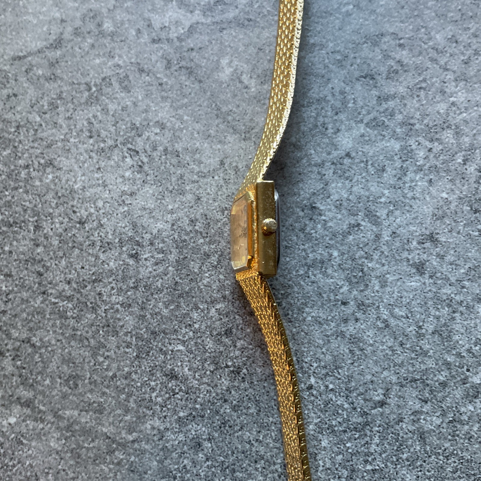 Vintage Geneva Women’s Tank Style Watch 16mm Gold Tone Case And Band Bin N