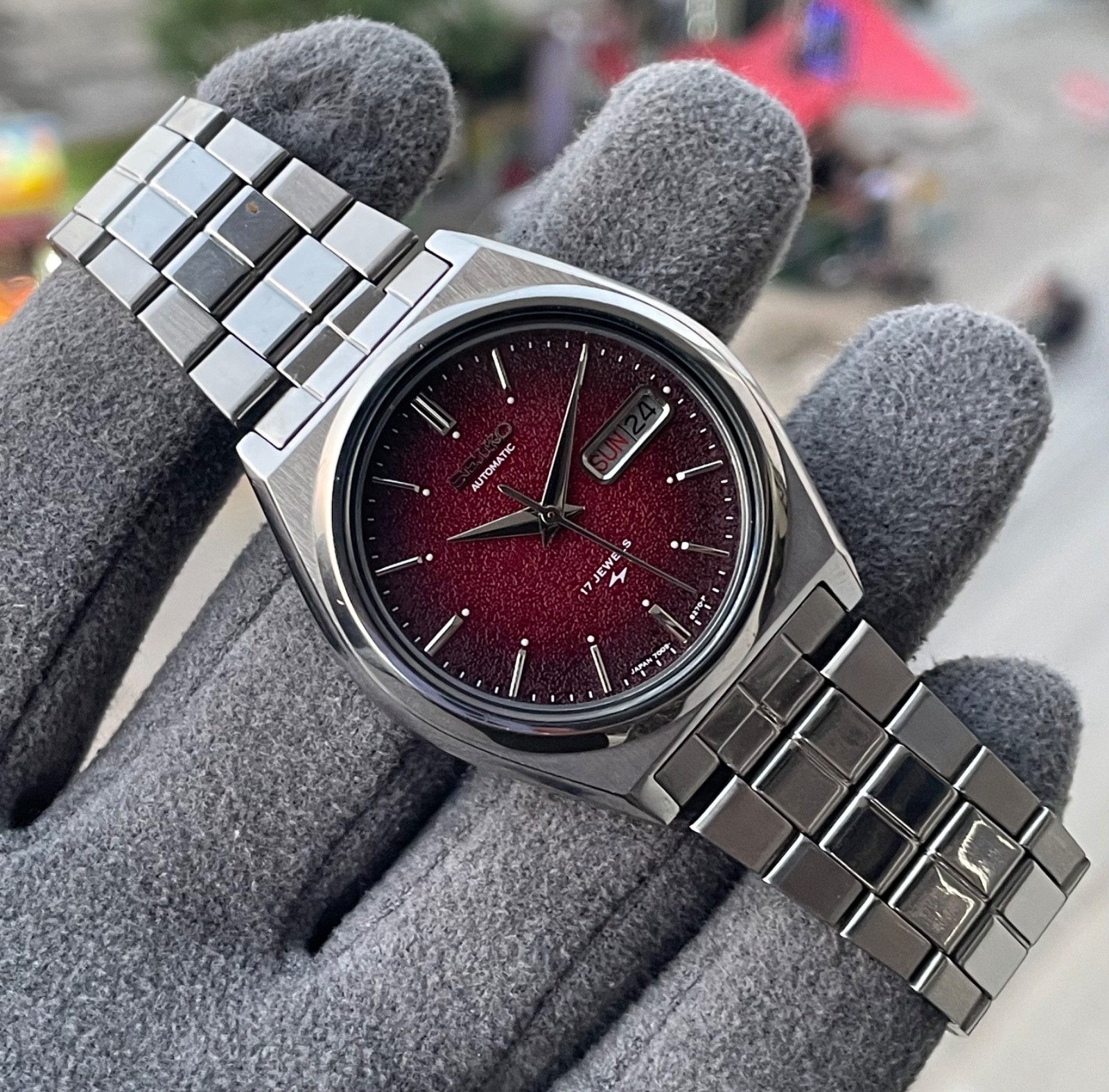 Rare Seiko 5 Red Texture Dial Cal 7009 17 Jewels Wrist Watch Mens Japan