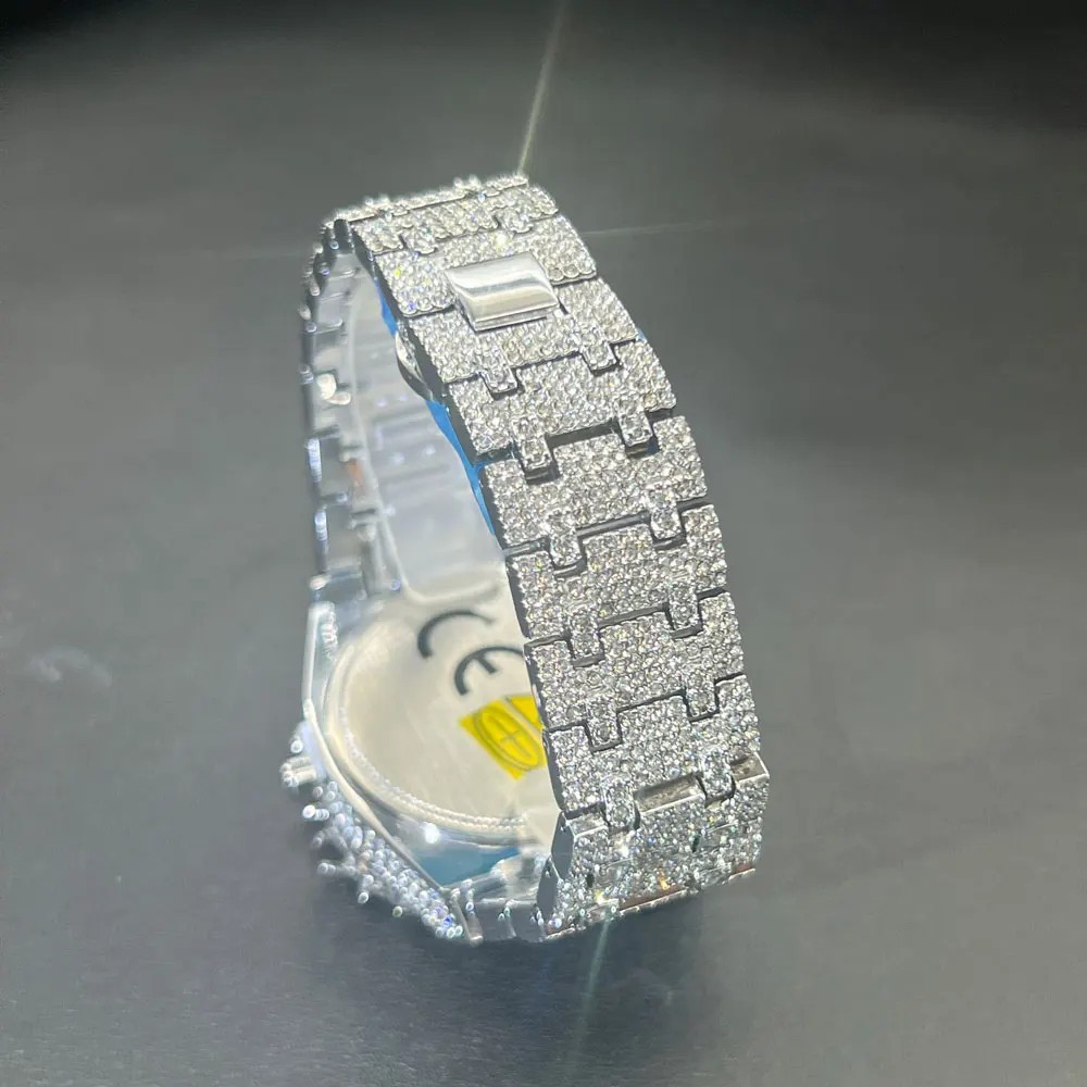Luxury Men’s Quartz Watch – Thorn Crown Iced Diamond Design/ fashion/ stylish