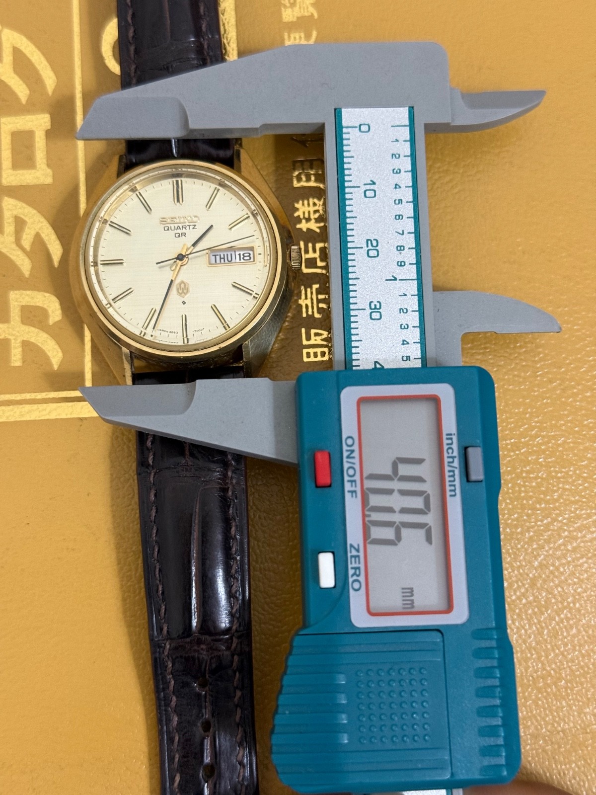 Vintage Seiko Quartz QR 3863-7001 Day Date Silver Dial 39mm Japan Men’s Watch