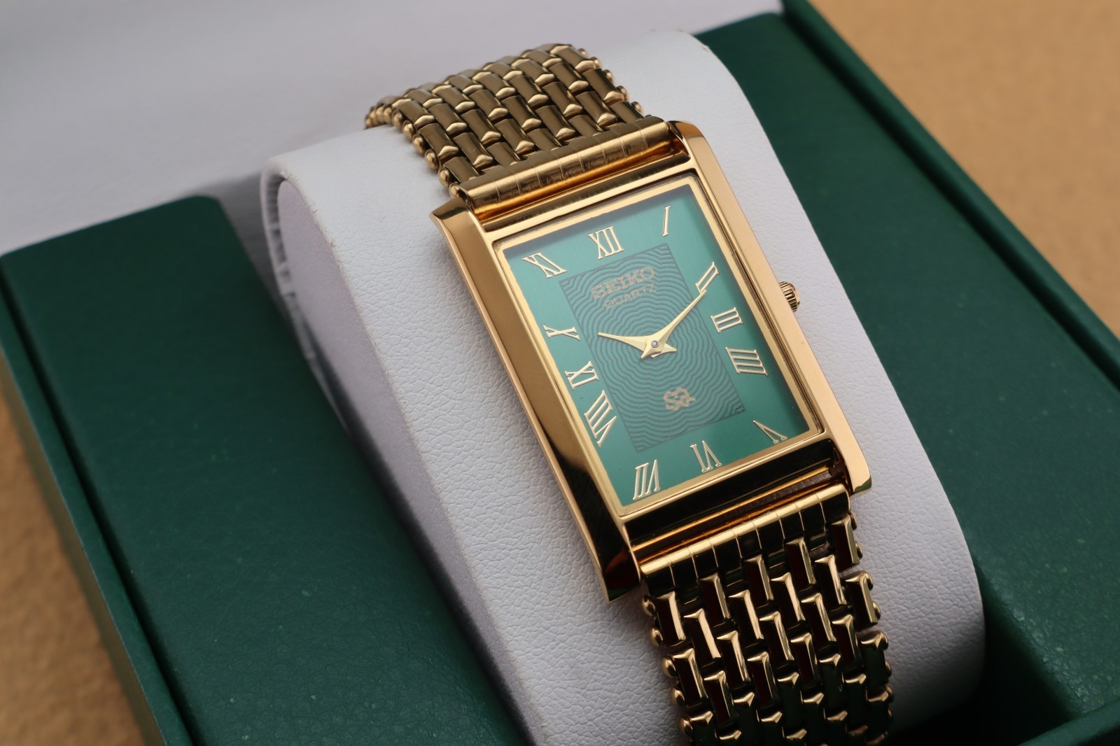 Vintage Seiko Slim Quartz Men’s Wrist Watch Green Dial with Gold Bracelet.