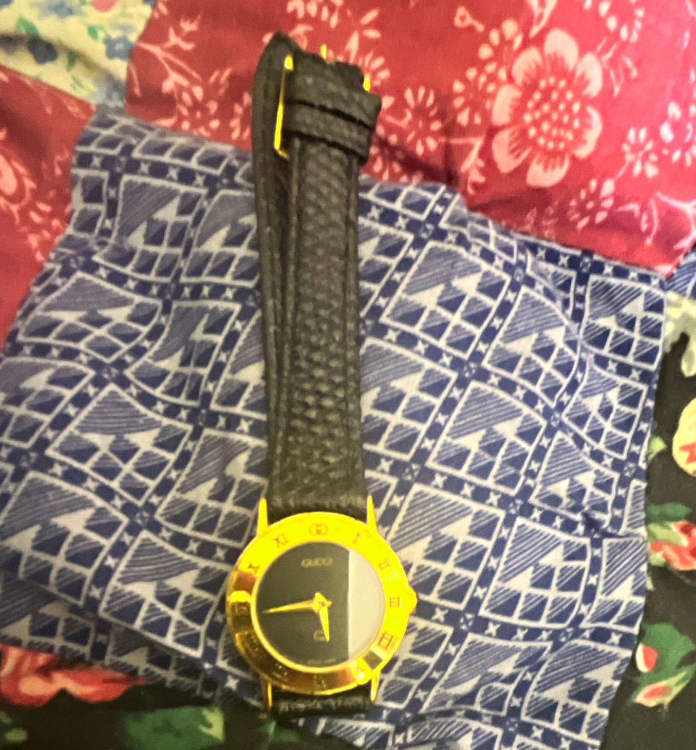 Gucci Vintage Quartz Dress Watch Gold Tone 34mm Black Dial Roman Leather