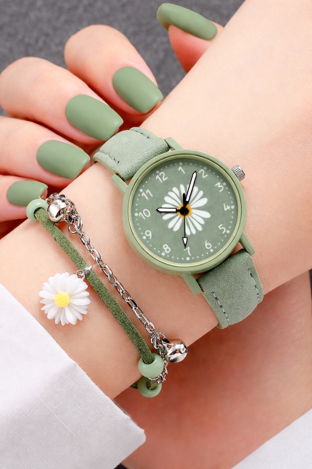 2pcs Women’s Green Daisy Numeric Dial Quartz Watch & Floral Charm Bracelet Set