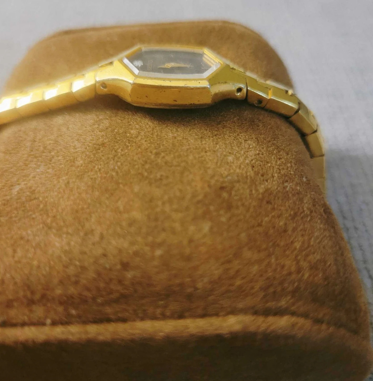 Vintage Seiko Ladies Gold Tone watch. 1987. As Is. May just need battery.