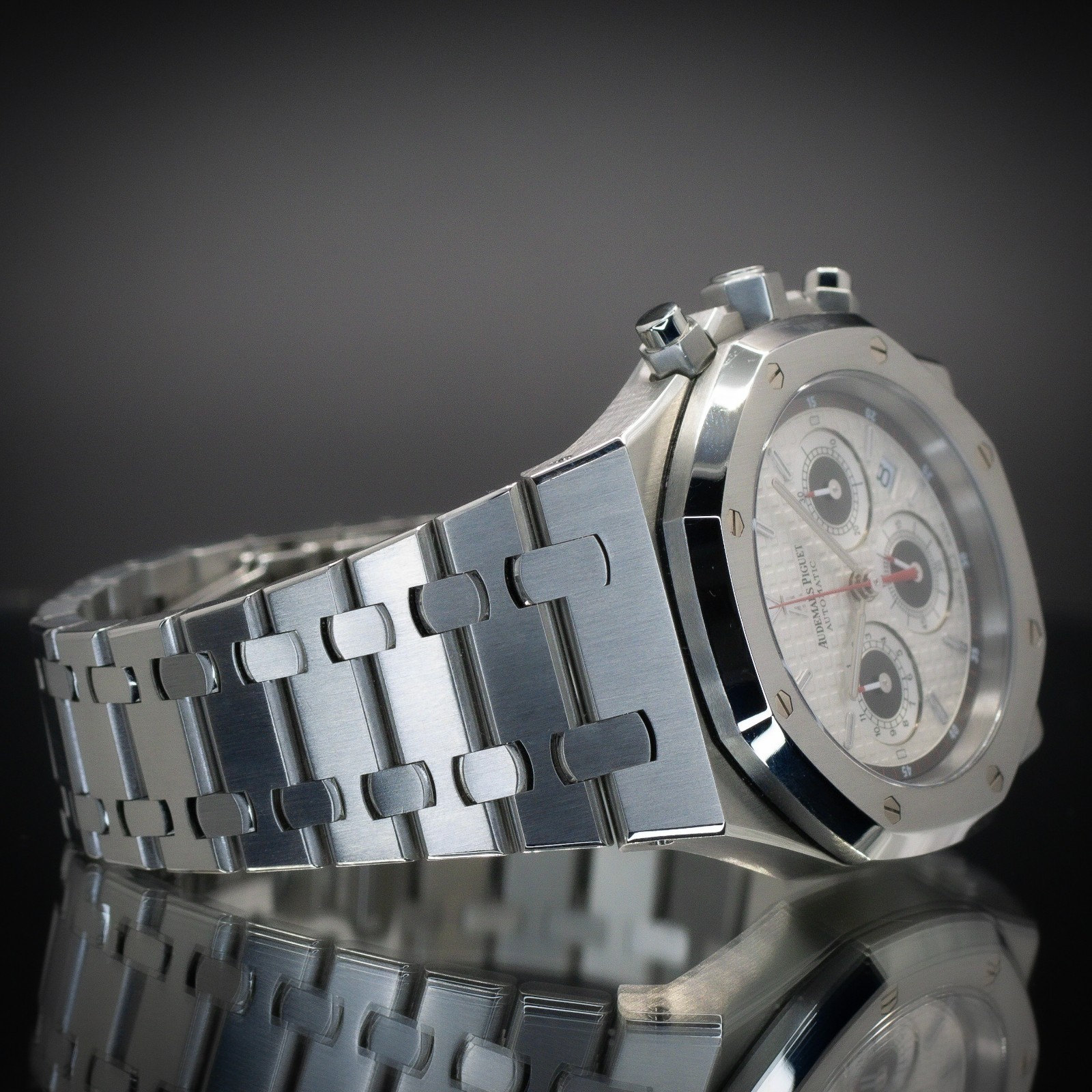 AUDEMARS PIGUET Royal Oak Chronograph 39 | “Panda” | Ref. 26300ST.OO.1110ST.06 |