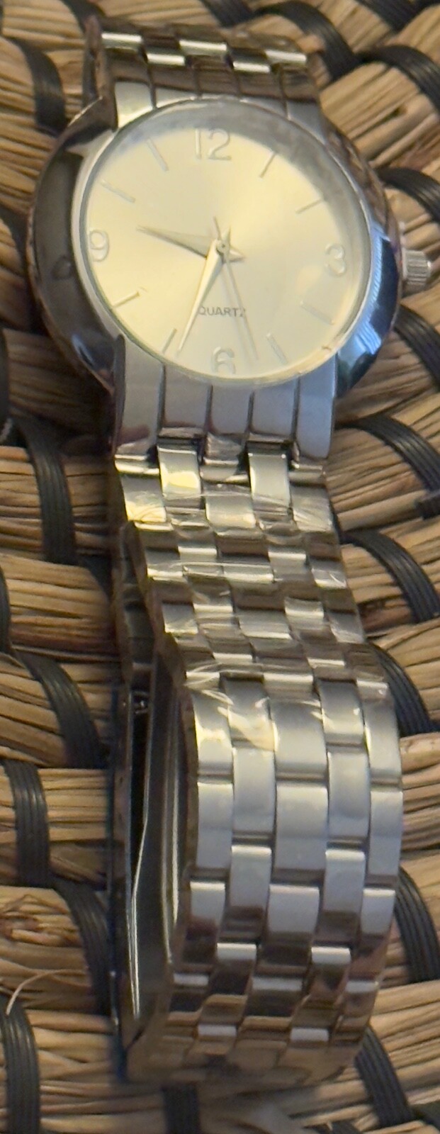 Women’s Quartz Analog Wristwatch Silver Coloring Band China Watch Ornate Simple