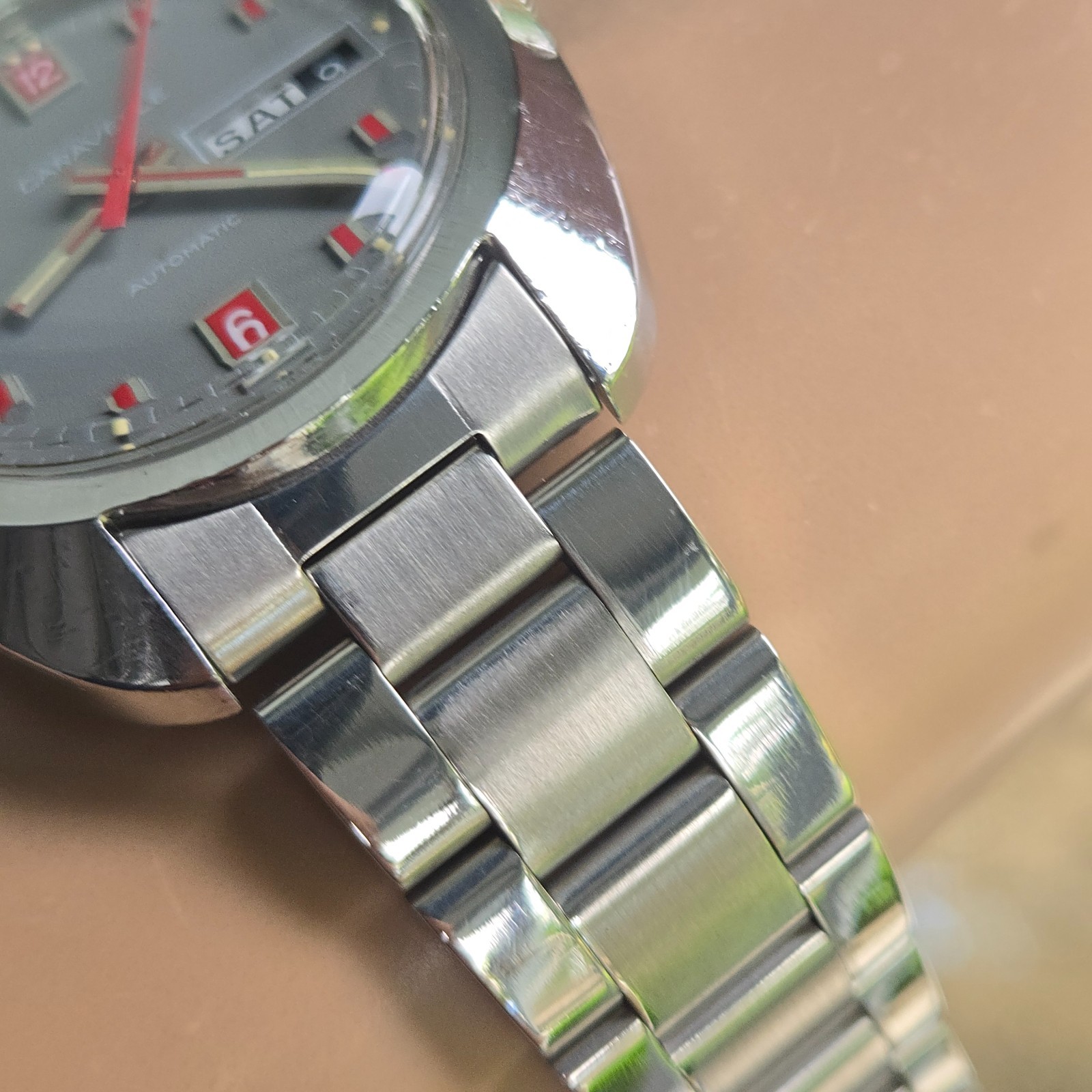 Vintage CARAVELLE men’s automatic watch day/date Grey dial red hour markers 1973