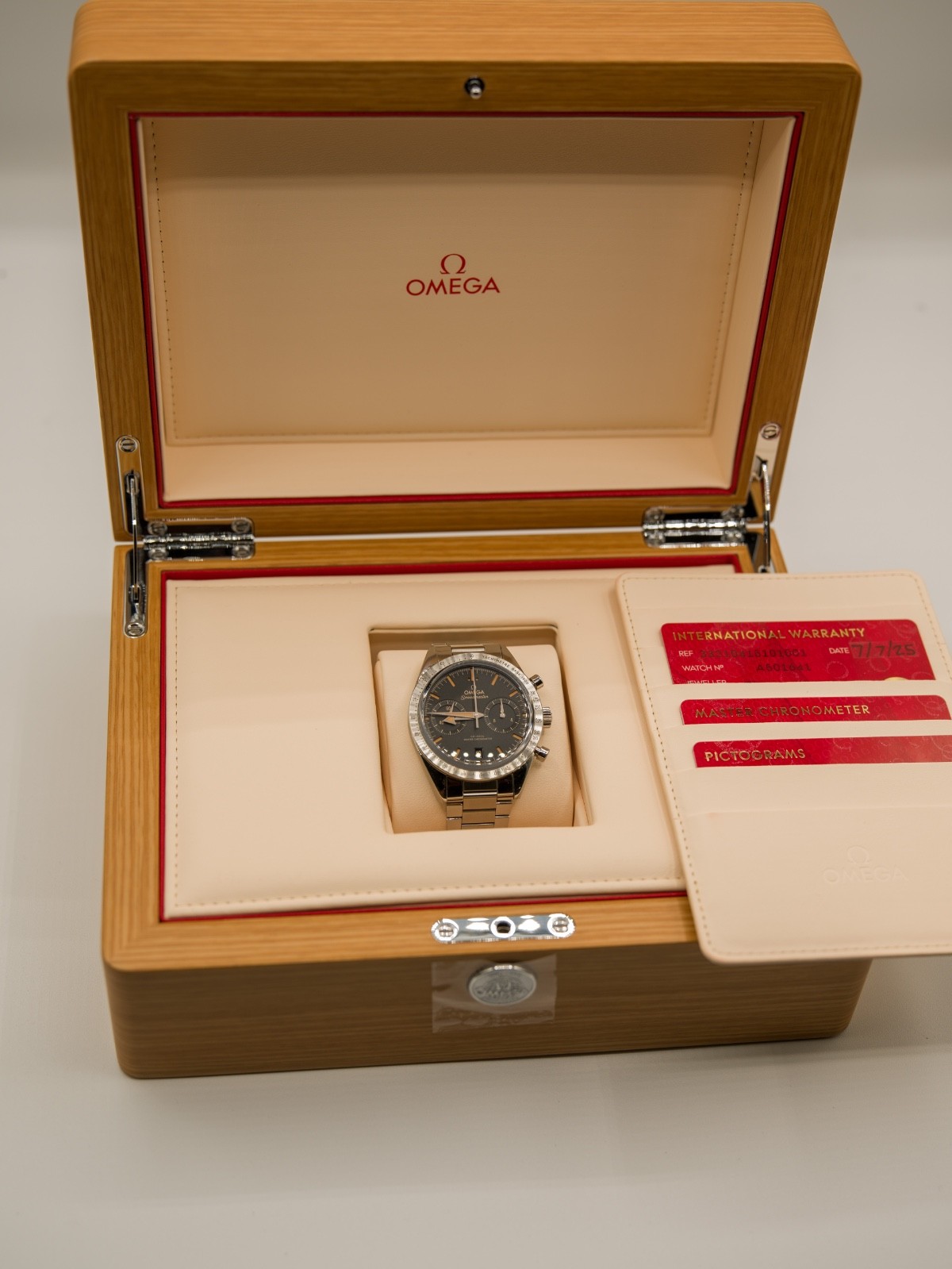2025 Omega Speedmaster ’57 40.5mm 332.10.41.51.01.001 – Full Set – Excellent