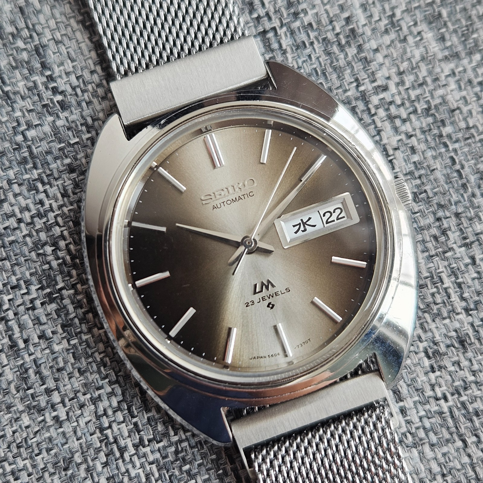 Vintage Seiko Lord Matic LM 5606-7151 Automatic 23 Jewels Grey Sunburst Dial Day