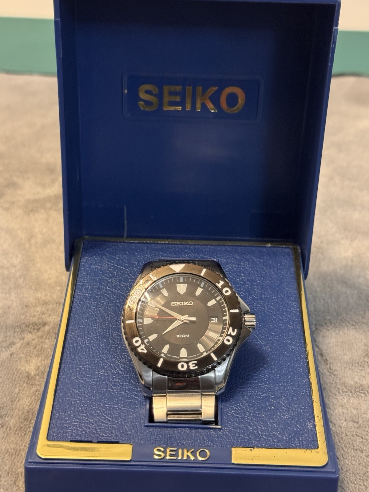Seiko Unisex Quartz Diver 40-43.9mm Black Dial Date 100m Steel Bracelet w/ Box