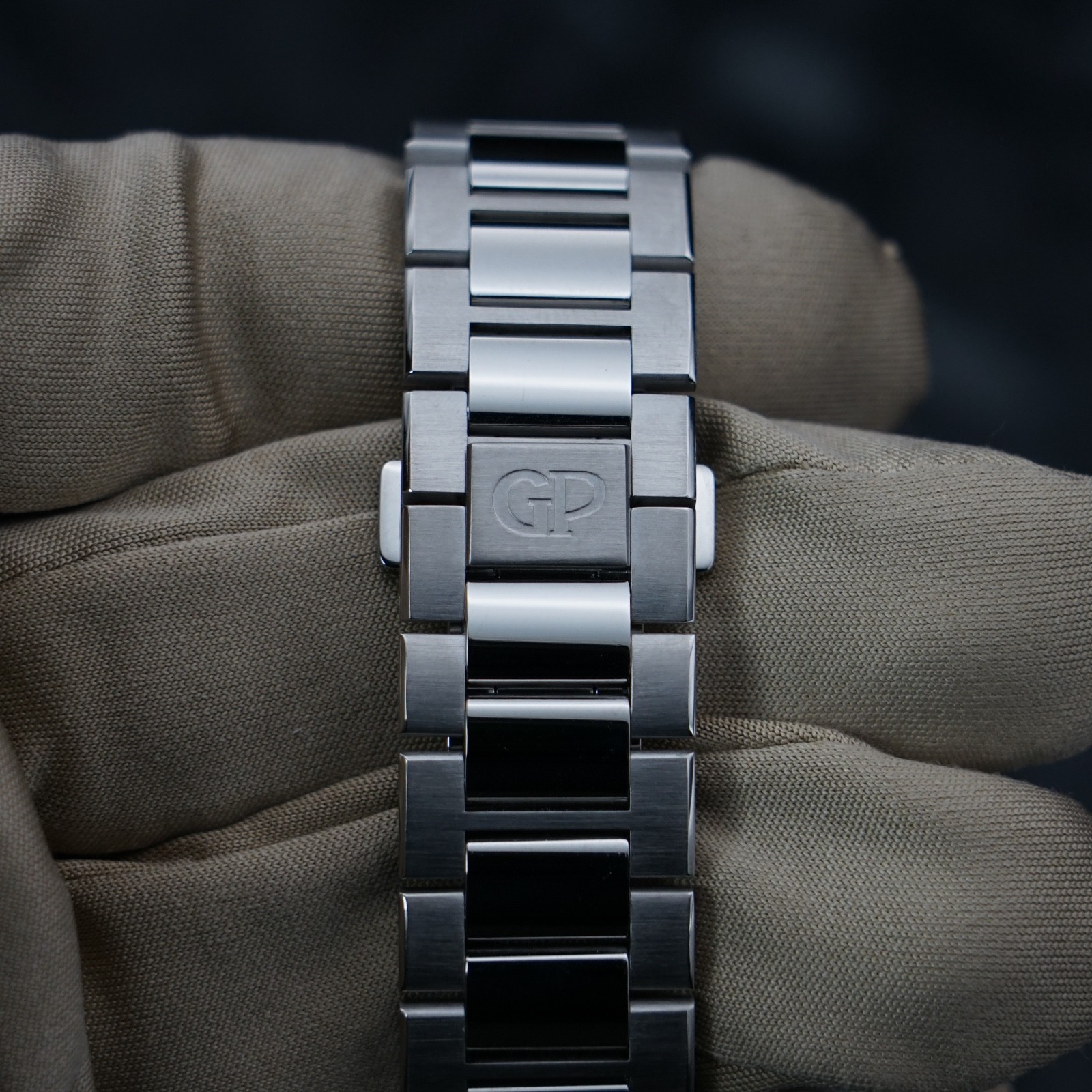 Girard-Perregaux Laureato Panda Chronograph 42mm – 81020-11-131-11A – Full Set
