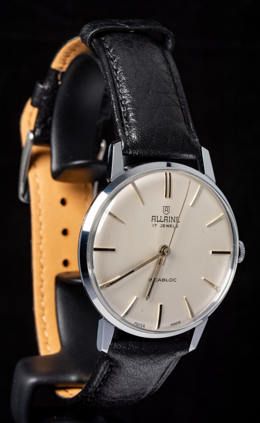 Allaine Vertical Linen Dial Men’s Hand-Wind Vintage Swiss Watch — Working
