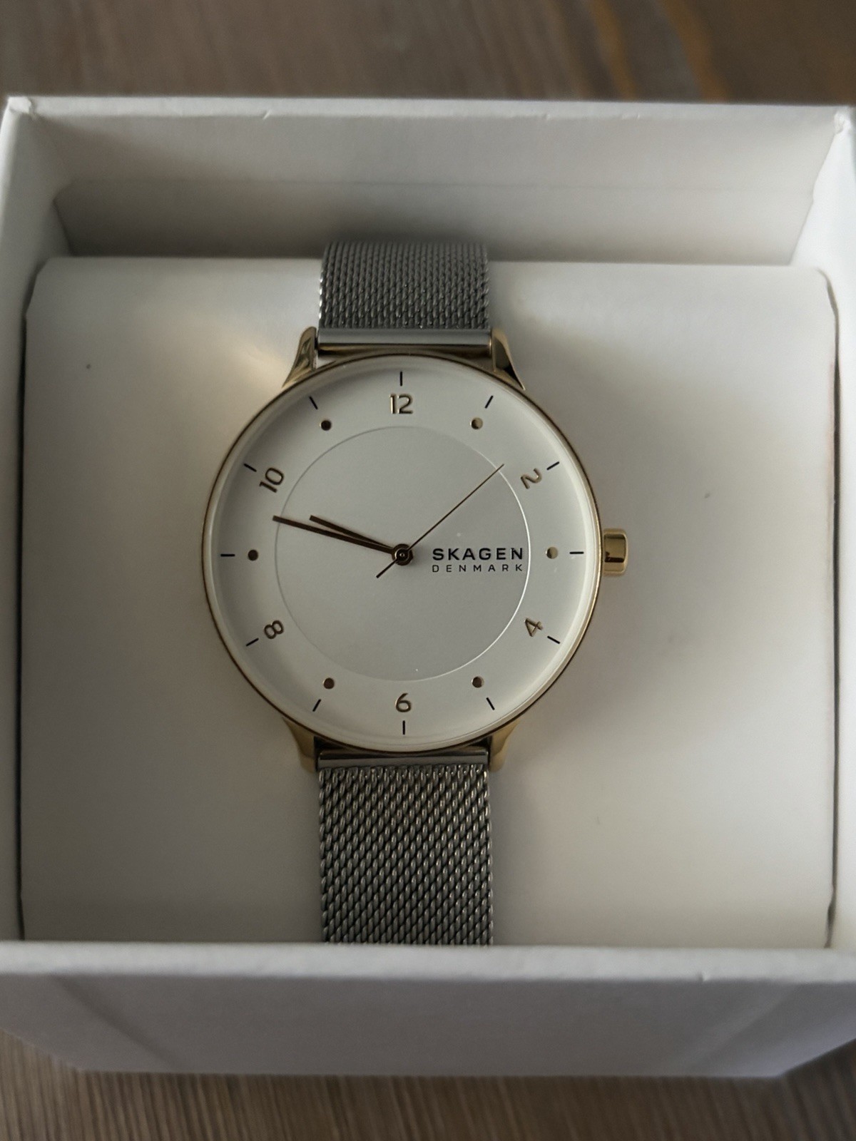 Skagen SKW2912 Women’s Quartz Analog White Dial Gold Case Silver Mesh Band Box
