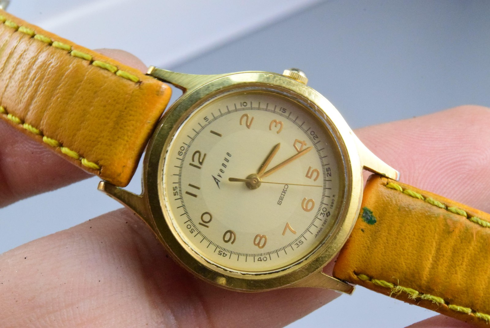 Vintage watch Seiko Avenue 7321-0430 Creamy Lady Quartz Round 27mm