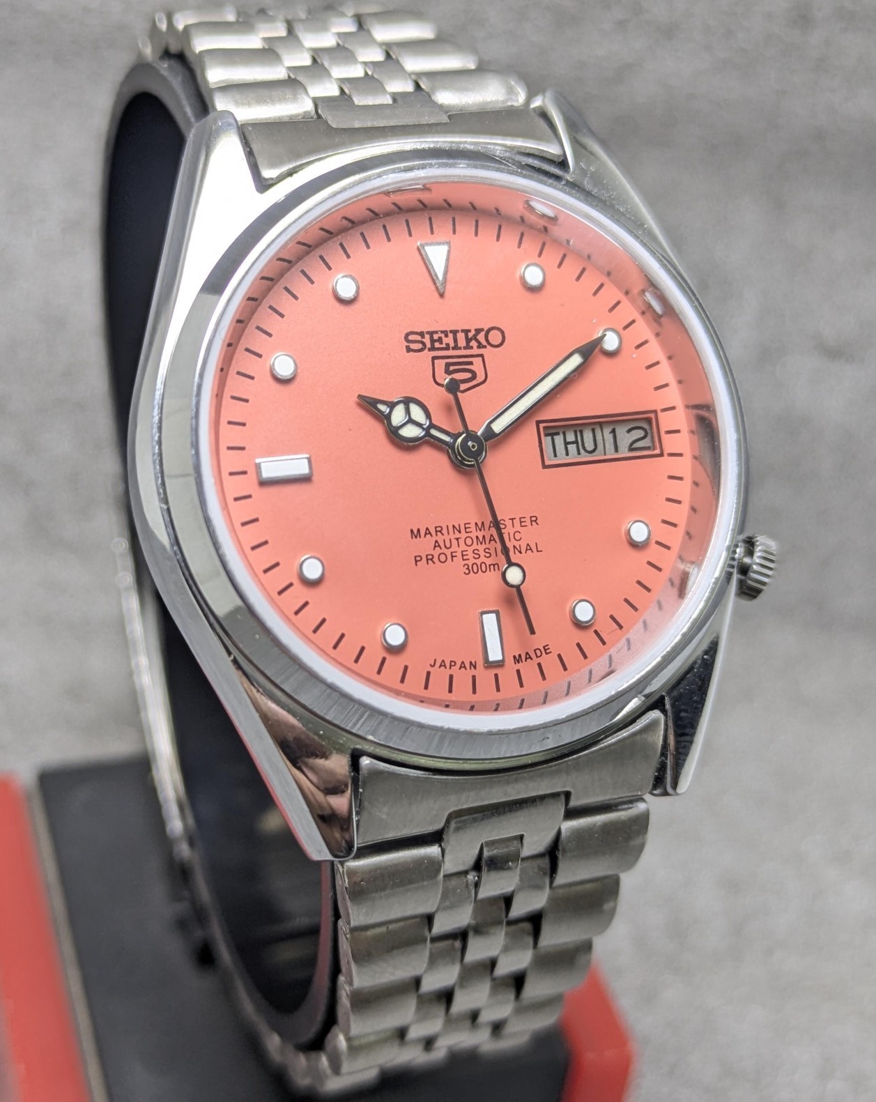 Vintage Seiko 5 automatic Day Date Movement No.7009A Japan made men’s watch.