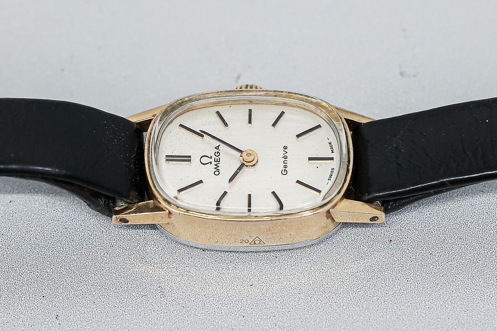 Vintage 1973 **NEAR MINT** OMEGA Geneve Cal.1070 Manual Winding Gold 15mm Ladies