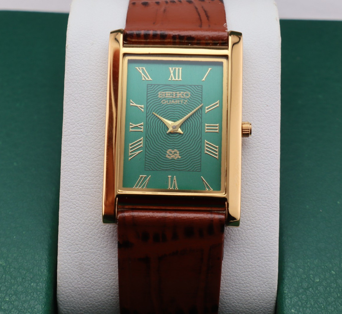 Vintage Seiko Slim Quartz Men’s Wrist Watch Green Dial with Light Brown Strap.