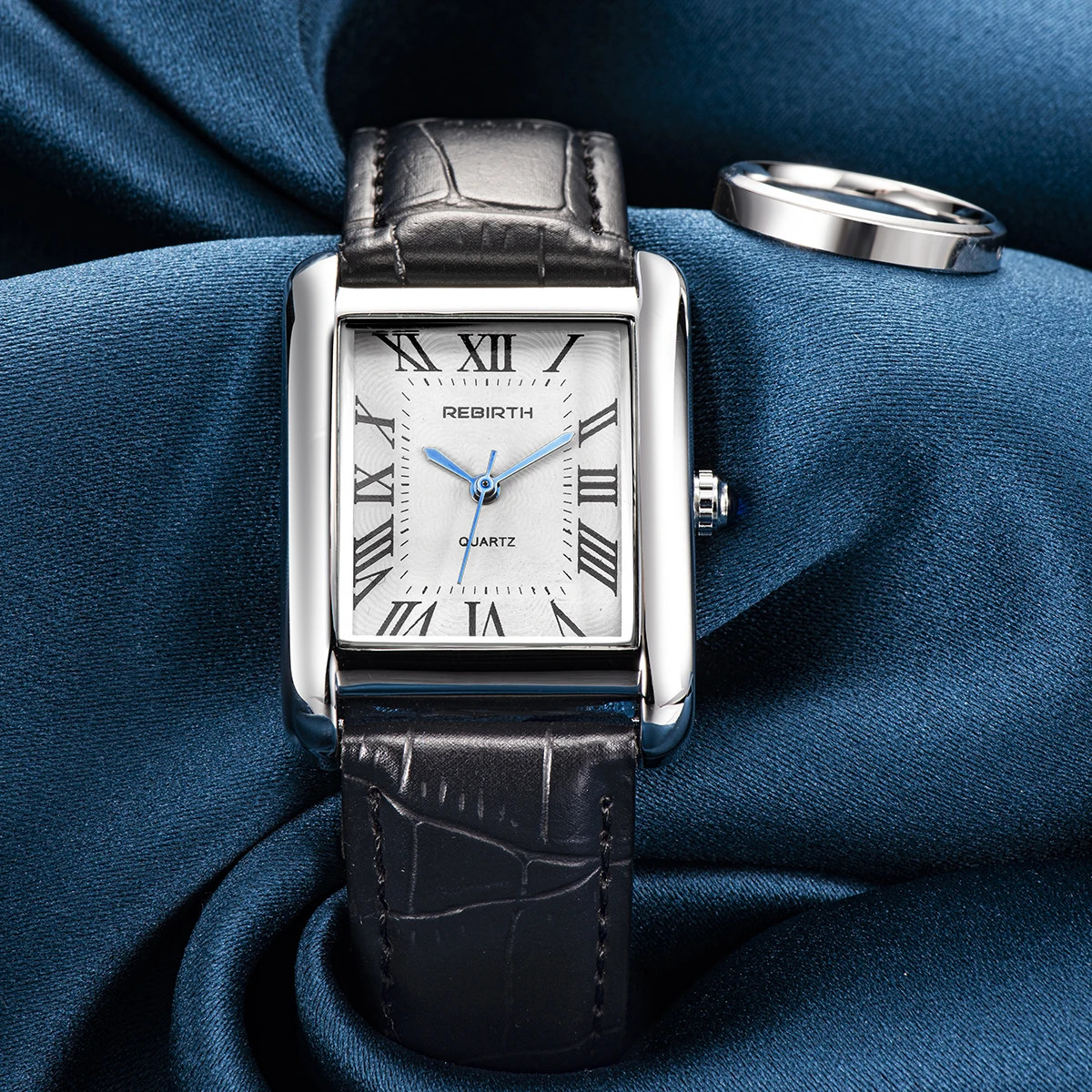 Retro-Style Simple Small Square Watch with Roman Numerals, Trendy and Artistic Q