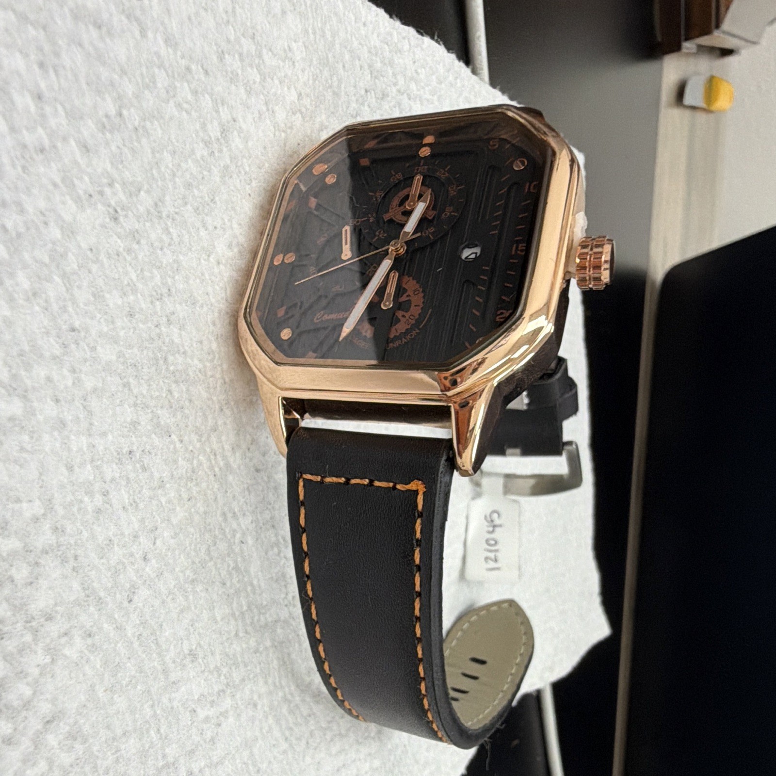 Quartz Square Analog Wristwatch Gold Tone Case Black Dial Date Black Leather