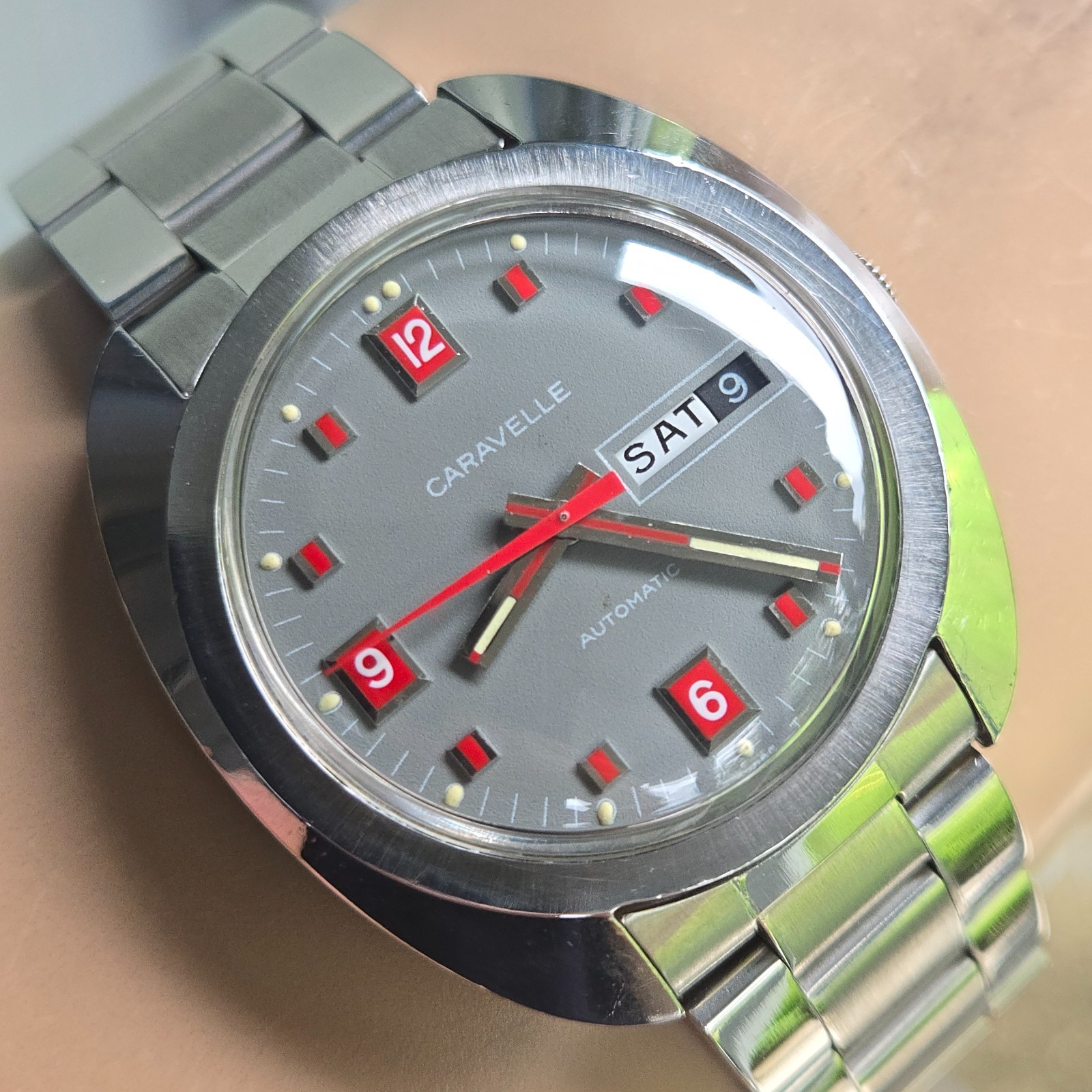 Vintage CARAVELLE men’s automatic watch day/date Grey dial red hour markers 1973