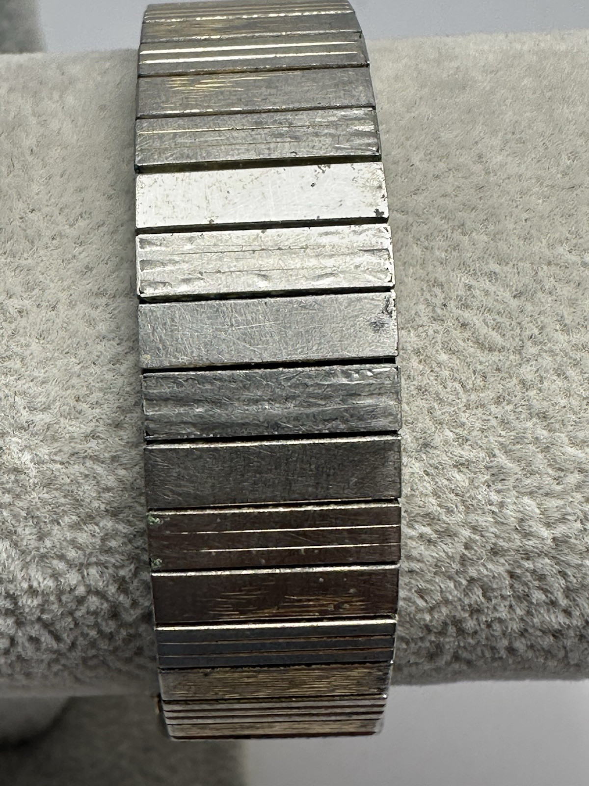Bulova 92D32 P7 1987 New Battery 31MM 7″ Stretch Band F27