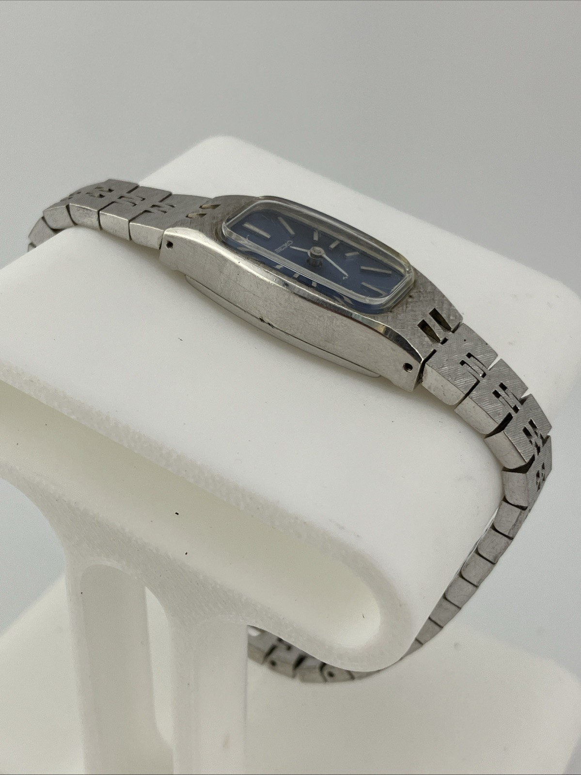 Vtg Seiko Ladies 14mm Watch Silver Tone Blue Dial Windup 6.25″ 1520-3629 -RUNS