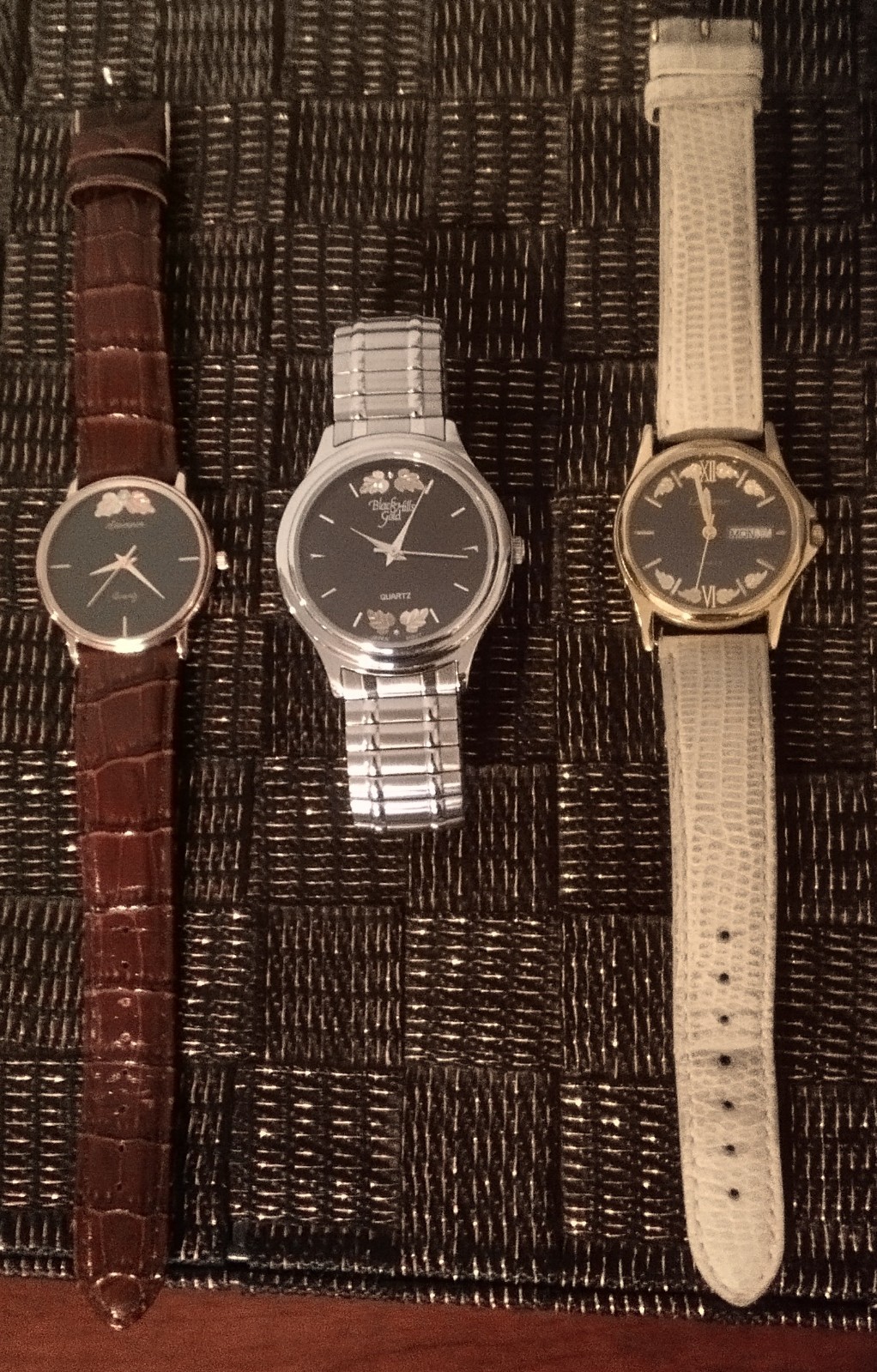 wrist watch lot with 10 k, 12 k gold ornaments in the dial