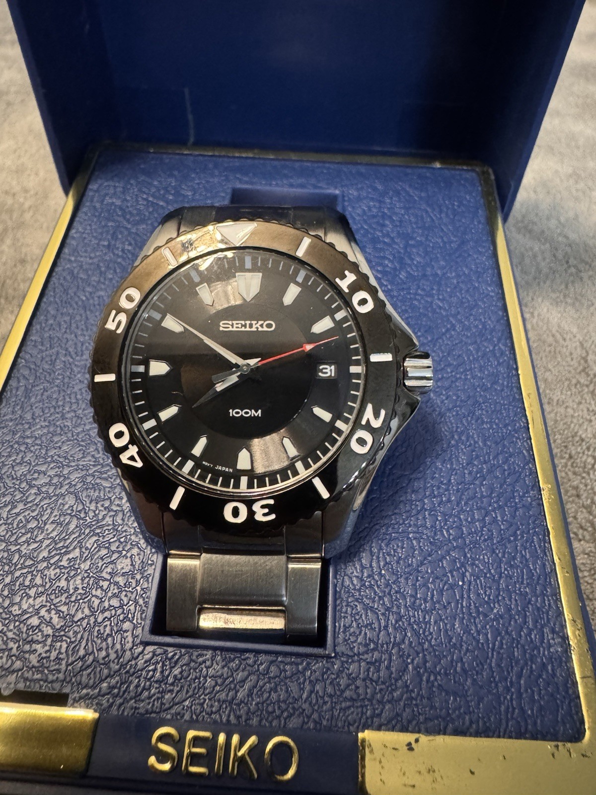 Seiko Unisex Quartz Diver 40-43.9mm Black Dial Date 100m Steel Bracelet w/ Box
