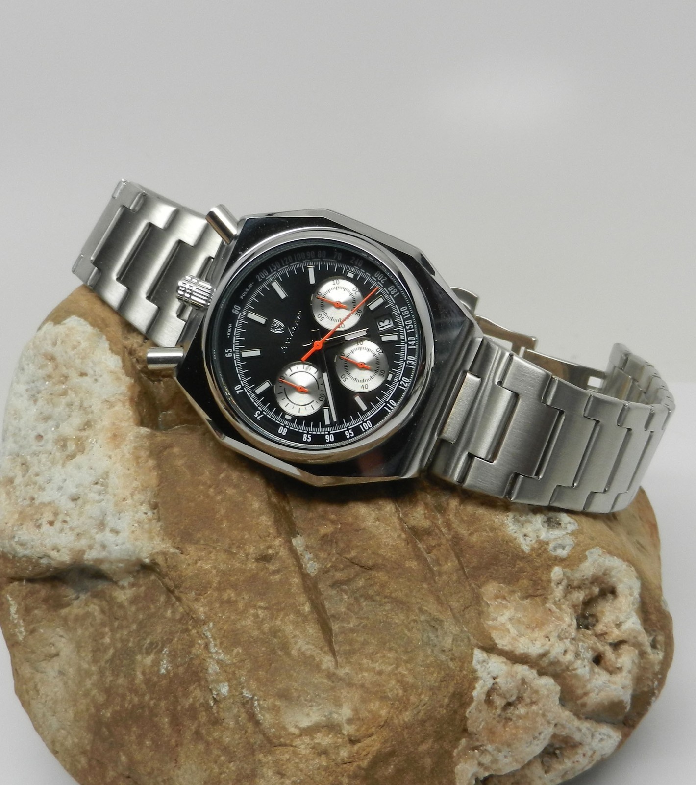 Men’s Retro Vintage Design Bullhead Octagon Chronograph Racing Driver 43mm Watch