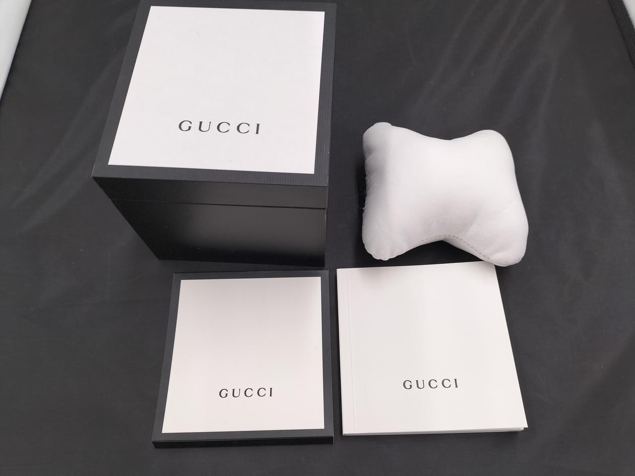 Quartz Analog Watch Model 137.3 GUCCI