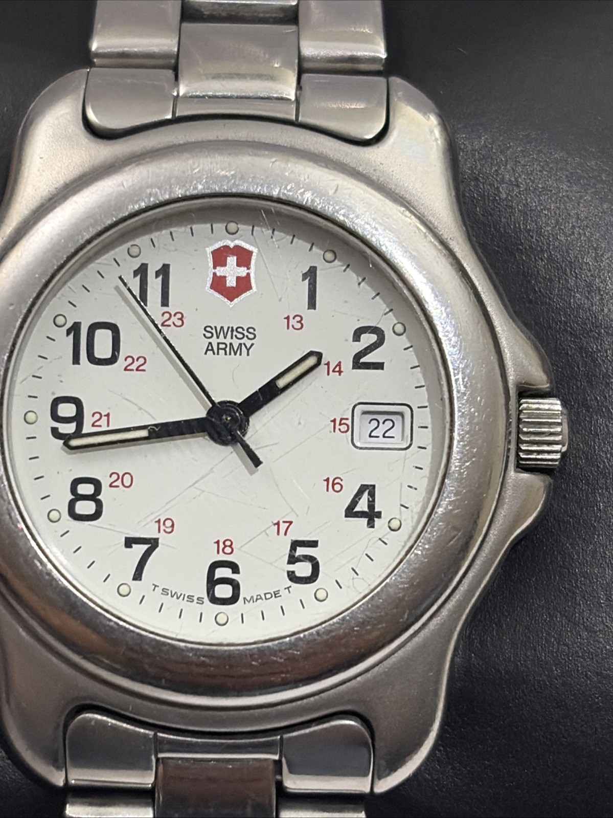Victorinox SWISS ARMY Ladies Watch 100 MTR Water Resident W/ New Battery!