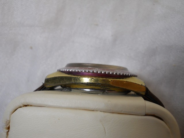 Caravelle Men’s Dive Watch 333 11UTCD Q103 N7 Faded Red Bezel Leather Band RUNS!