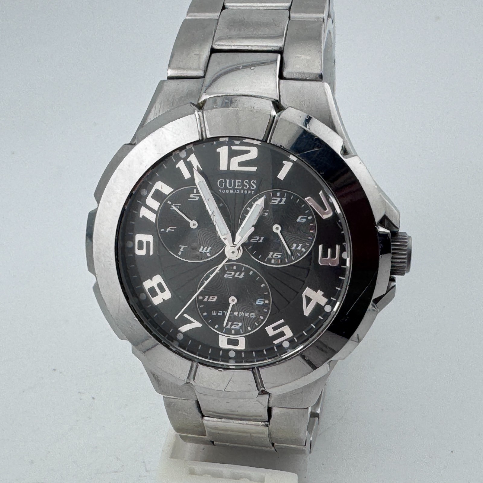 Guess Quartz Watch Men 100m Silver Black Fixed Bezel Day Date New Battery 7.5″
