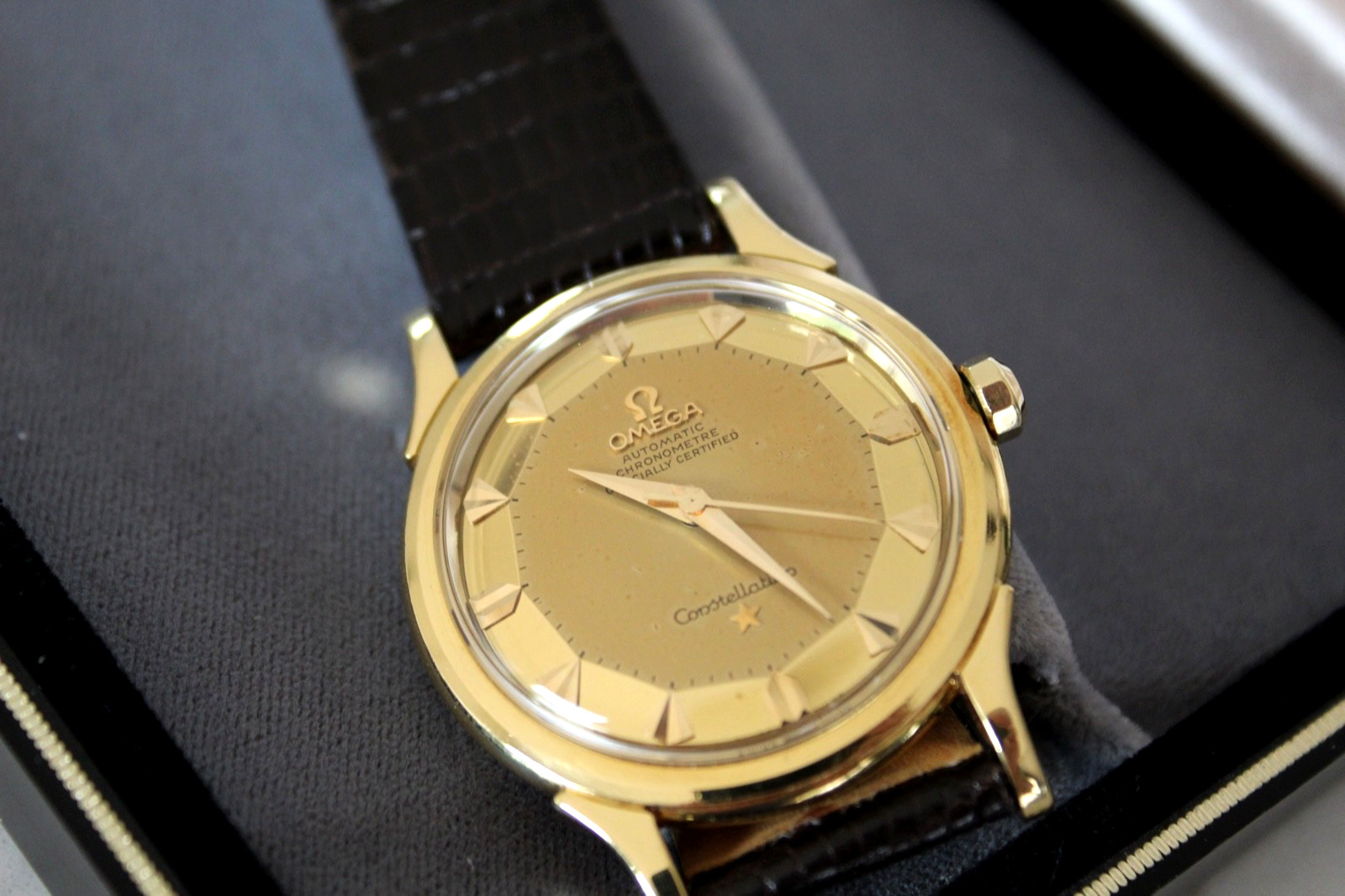 VINTAGE OMEGA CONSTELLATION DELUXE REF. 2782 SC 18K GOLD PIE-PAN AUTO MENS WATCH