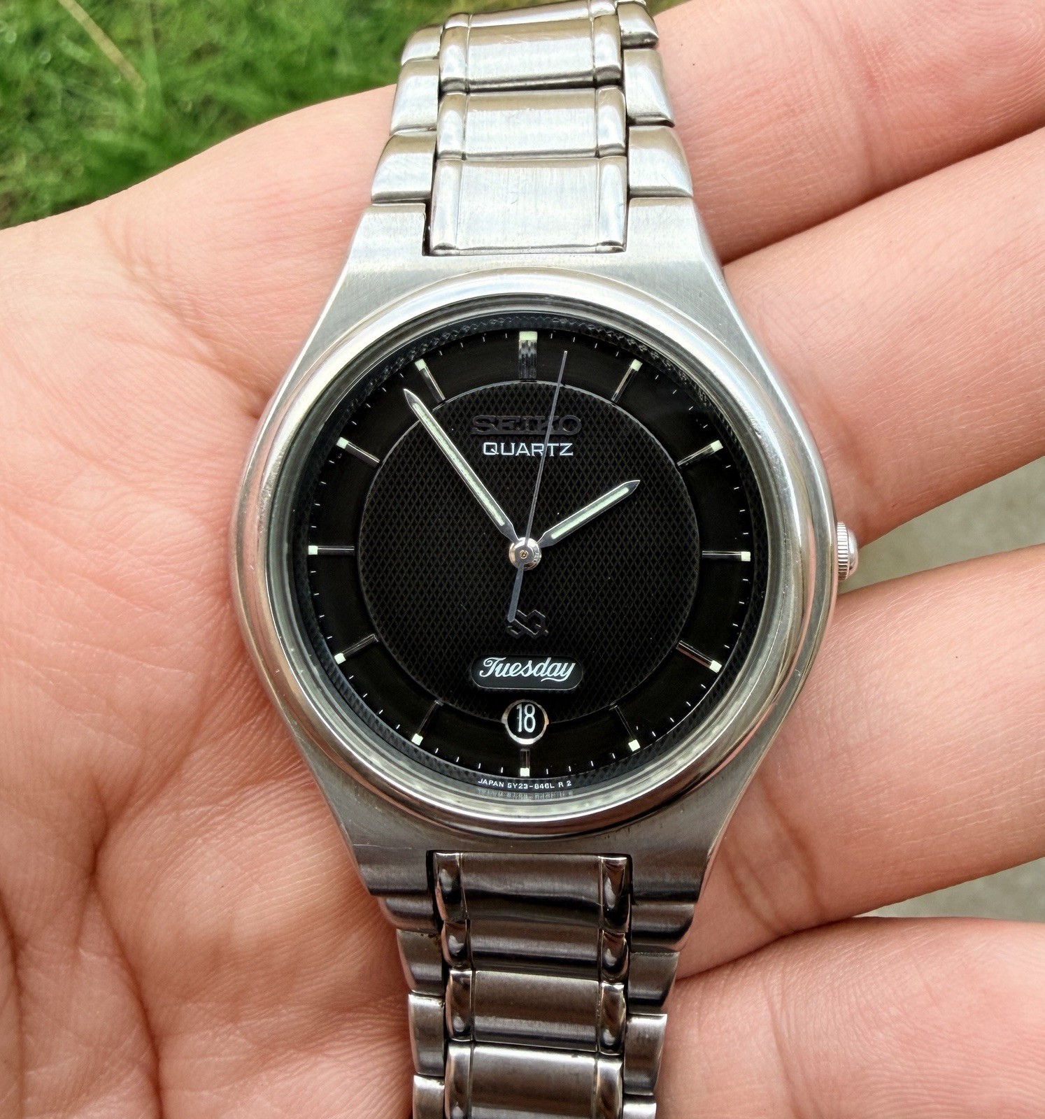 1999 Seiko Quartz SQ 5Y23-8B70 Vintage Day/Date Hobnail Dial