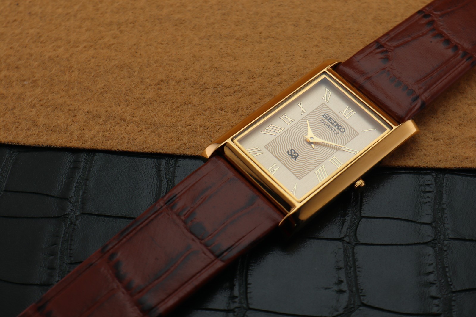 Vintage Seiko Slim Quartz Men’s Wrist Watch Beige Dial with Light Brown Strap.
