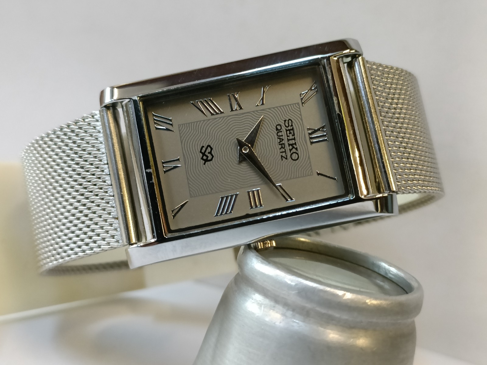 VINTAGE SEIKO SLIM QUARTZ GRAY DIAL JAPAN MEN’S WORKING DRESS WATCH