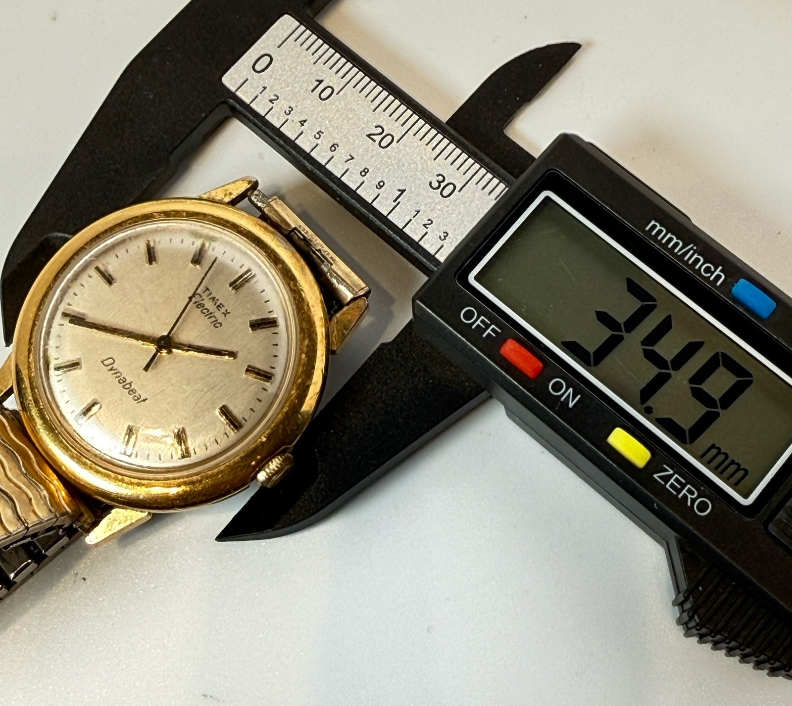 VINTAGE TIMEX ELECTRIC DYNABEAT 36mm WATCH GOLD TONE BRUSHED SILVER DIAL RUNS
