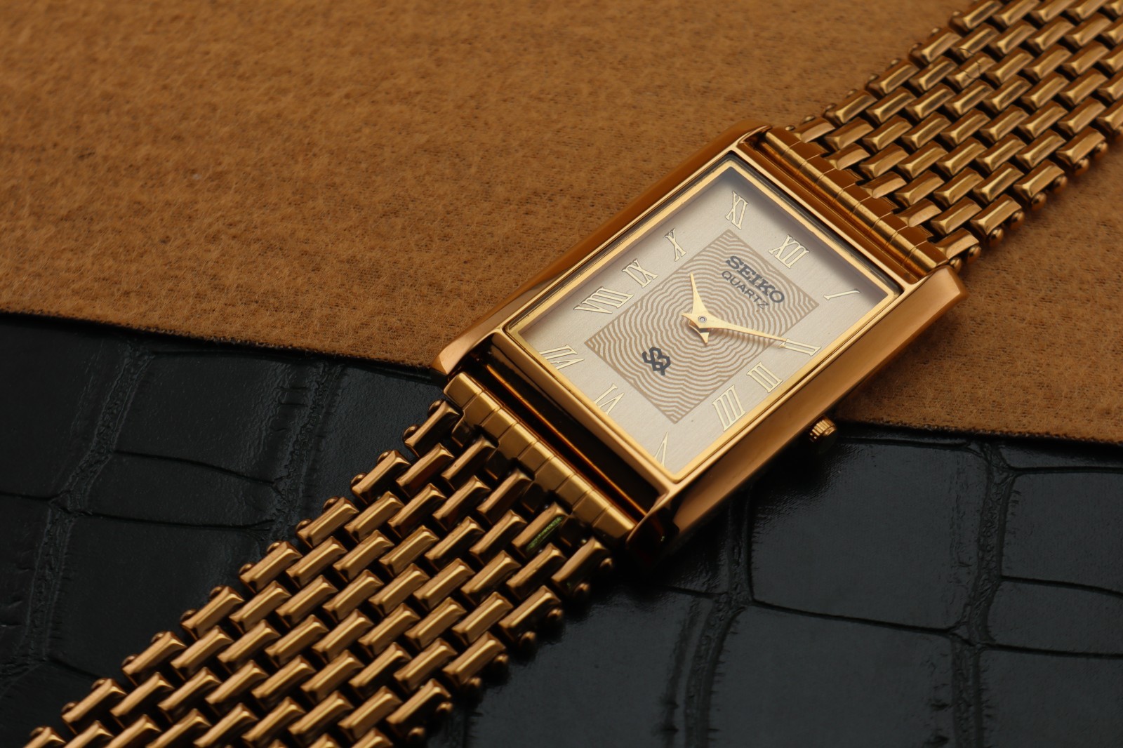 Vintage Seiko Slim Quartz Men’s Wrist Watch Gold Dial with Gold Bracelet.