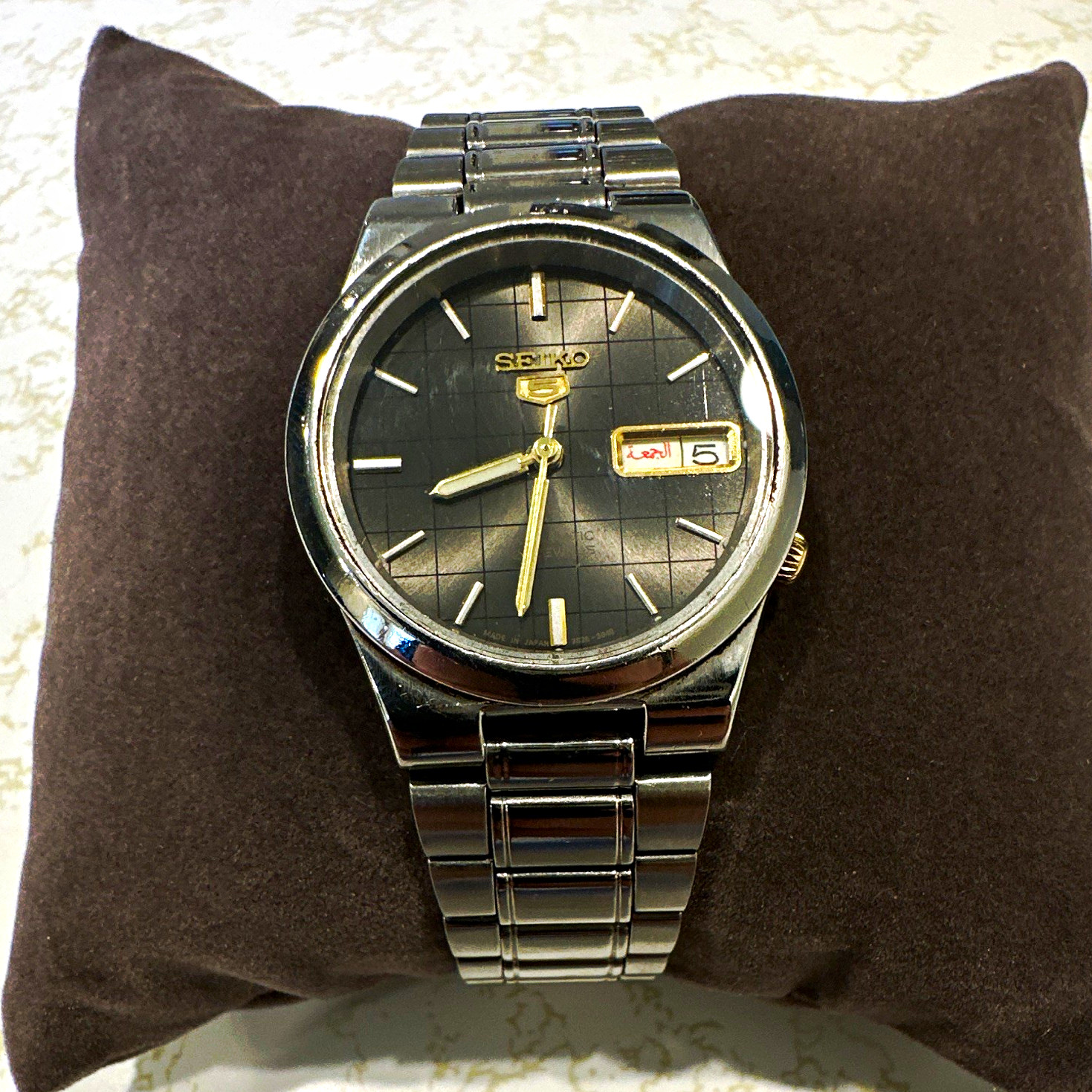 Seiko 5 Mens Automatic Watch Black Tapisserie Dial Day/Date Silver Bracelet