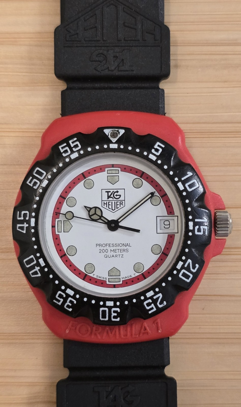 TAG Heuer Formula 1 385.513/1 Red White Date Quartz Men’s Watch New Battery Used