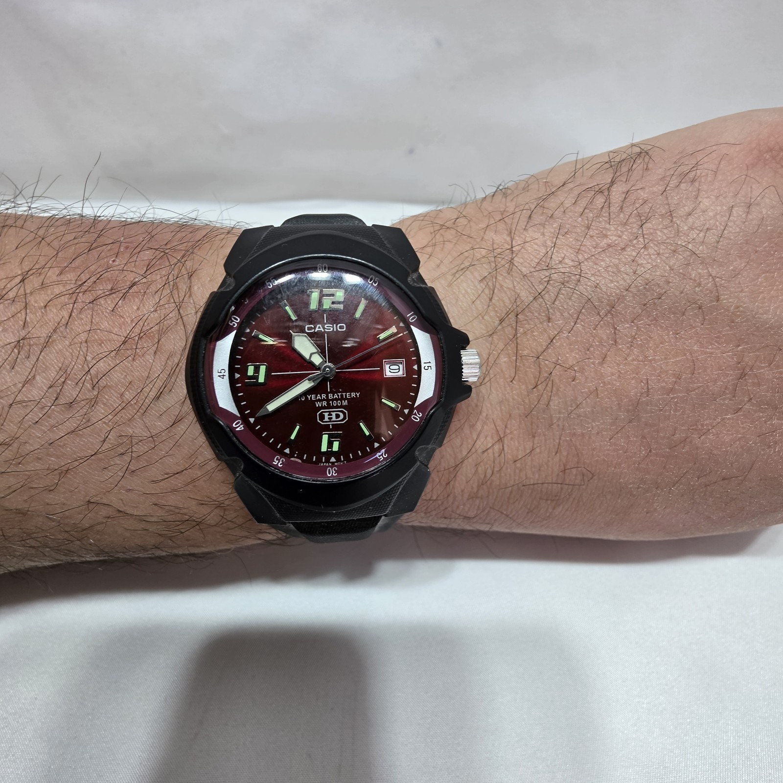 MENS CASIO 2719 – MW-600 W.R. 10 BAR RED DIAL QUARTZ WRIST WATCH