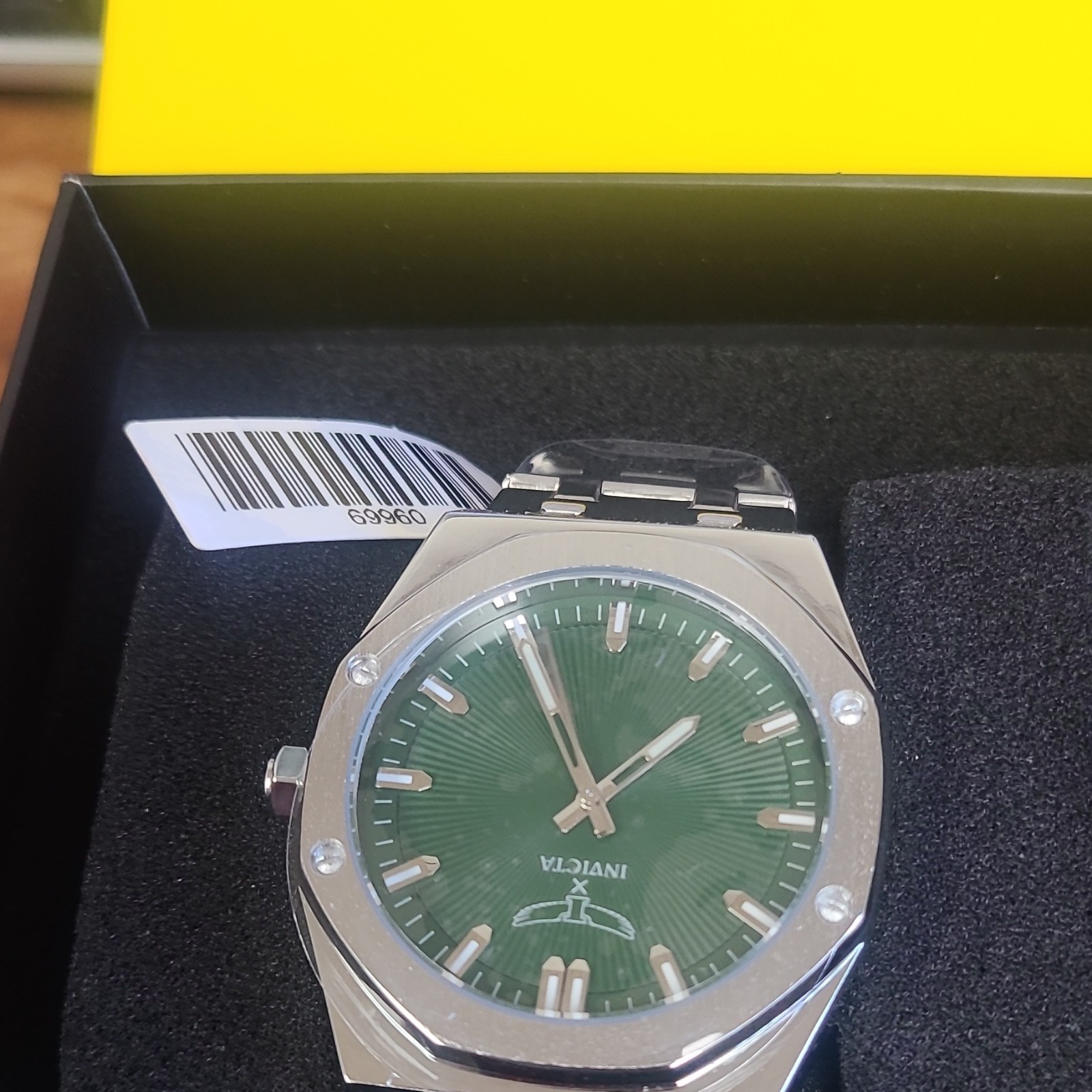 Invicta 69960 Men’s 42mm Green Sunburst Dial SS Bracelet 30m w/ Box