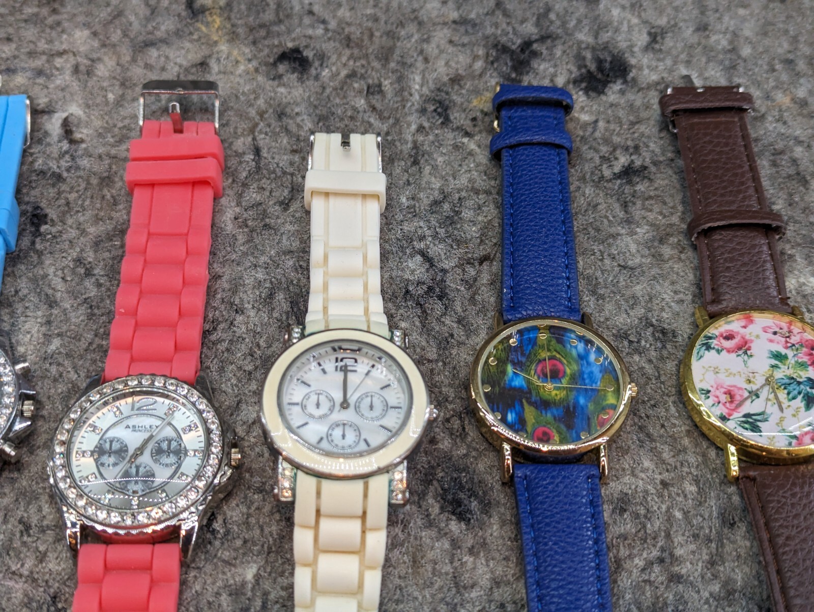 🔥Lot of 13 🔥Ladies Watches – Rubber, Leather Banded – Dead Batteries