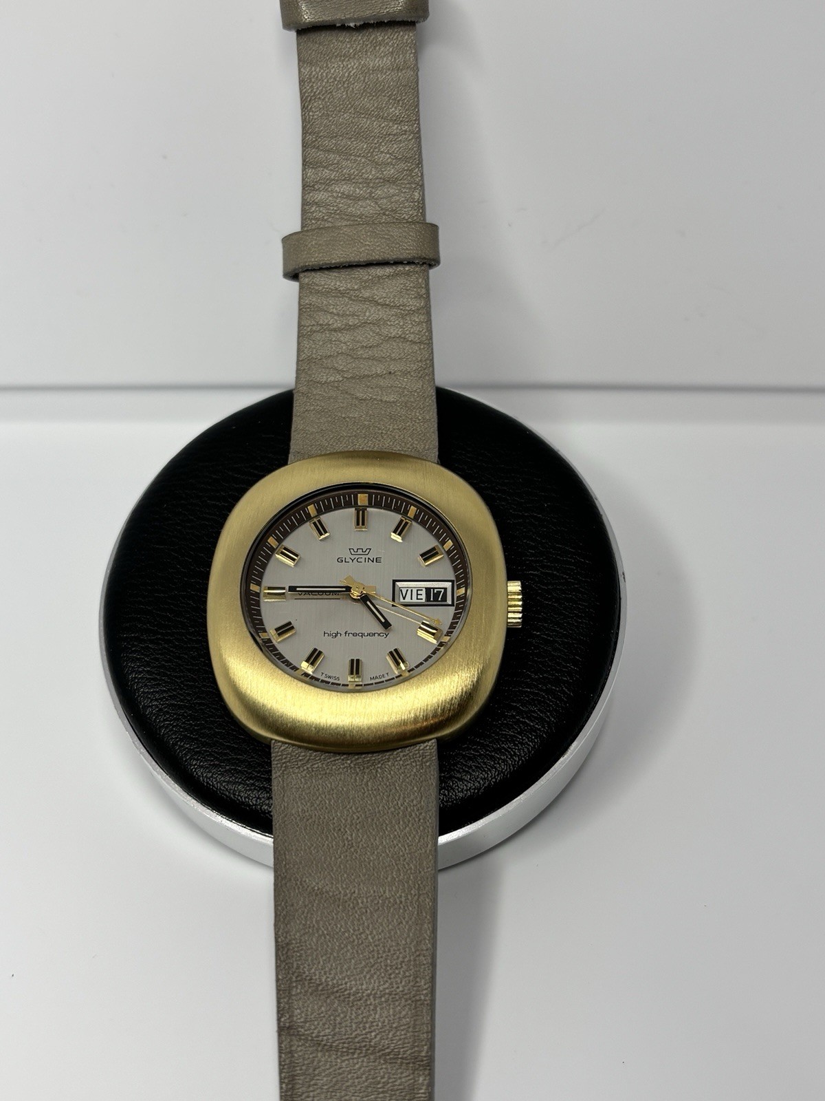 Vintage Glycine Vacuum Automatic Day/Date Cushion Watch – Gold Tone Gray Leather